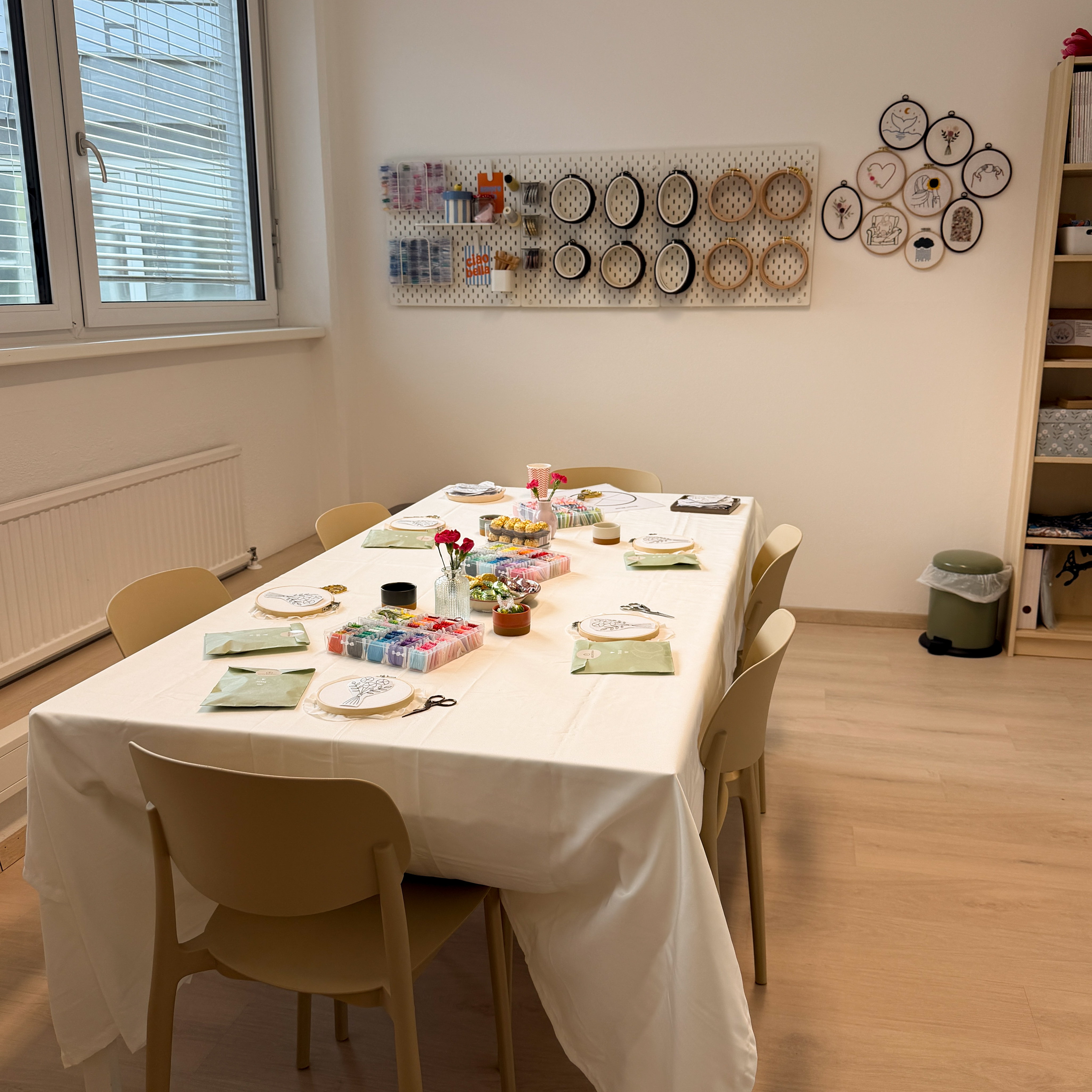Workshop-Tisch im StitchyLines-Atelier