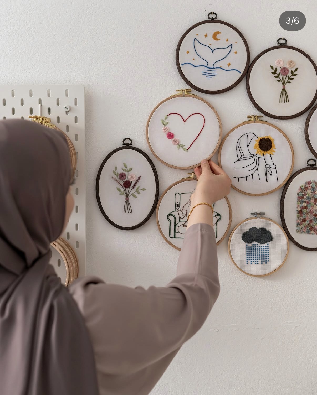 Stickrahmen-Wand im Atelier