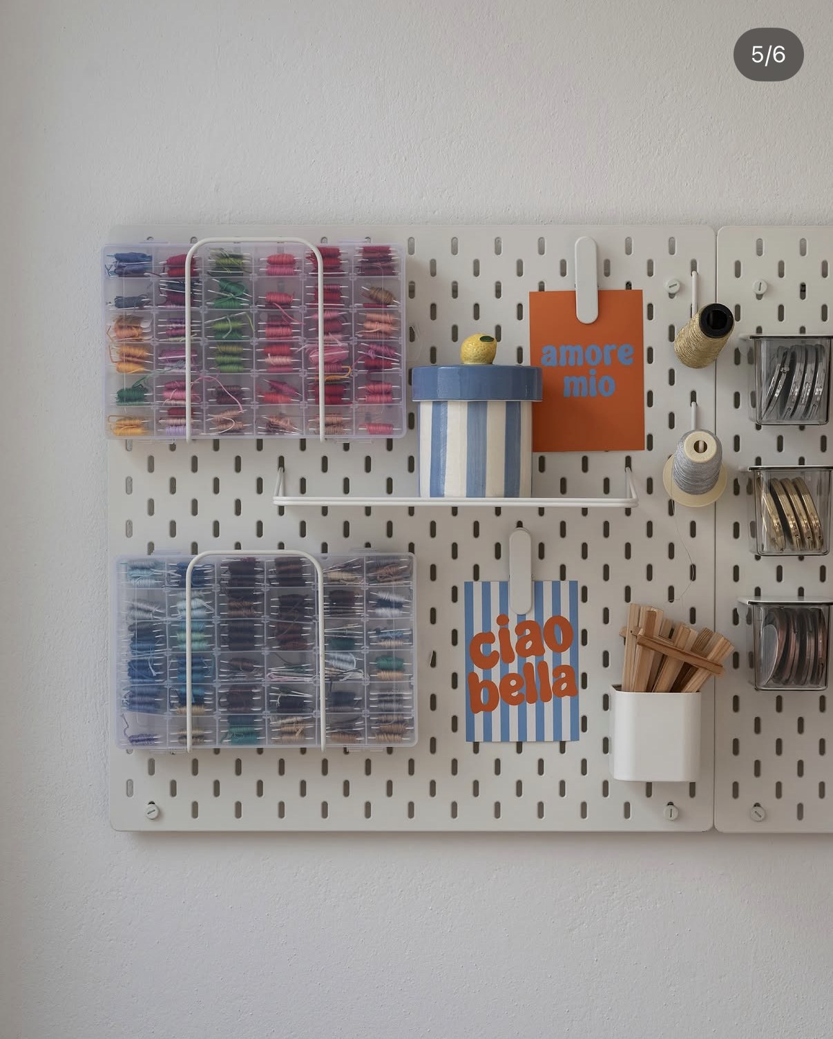 Pegboard mit Stickgarnen und Zubehör