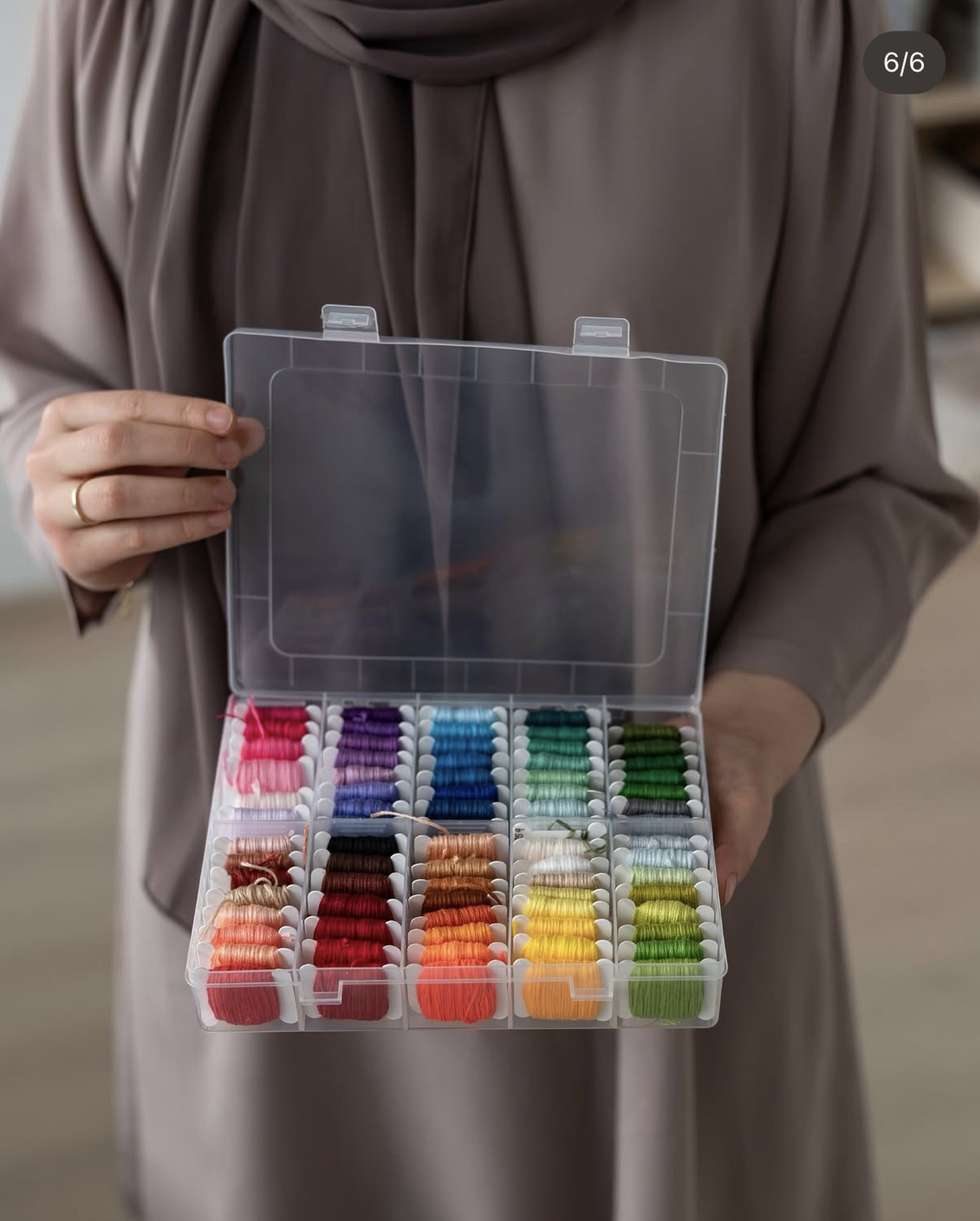 Box mit Stickgarnen in allen Farben