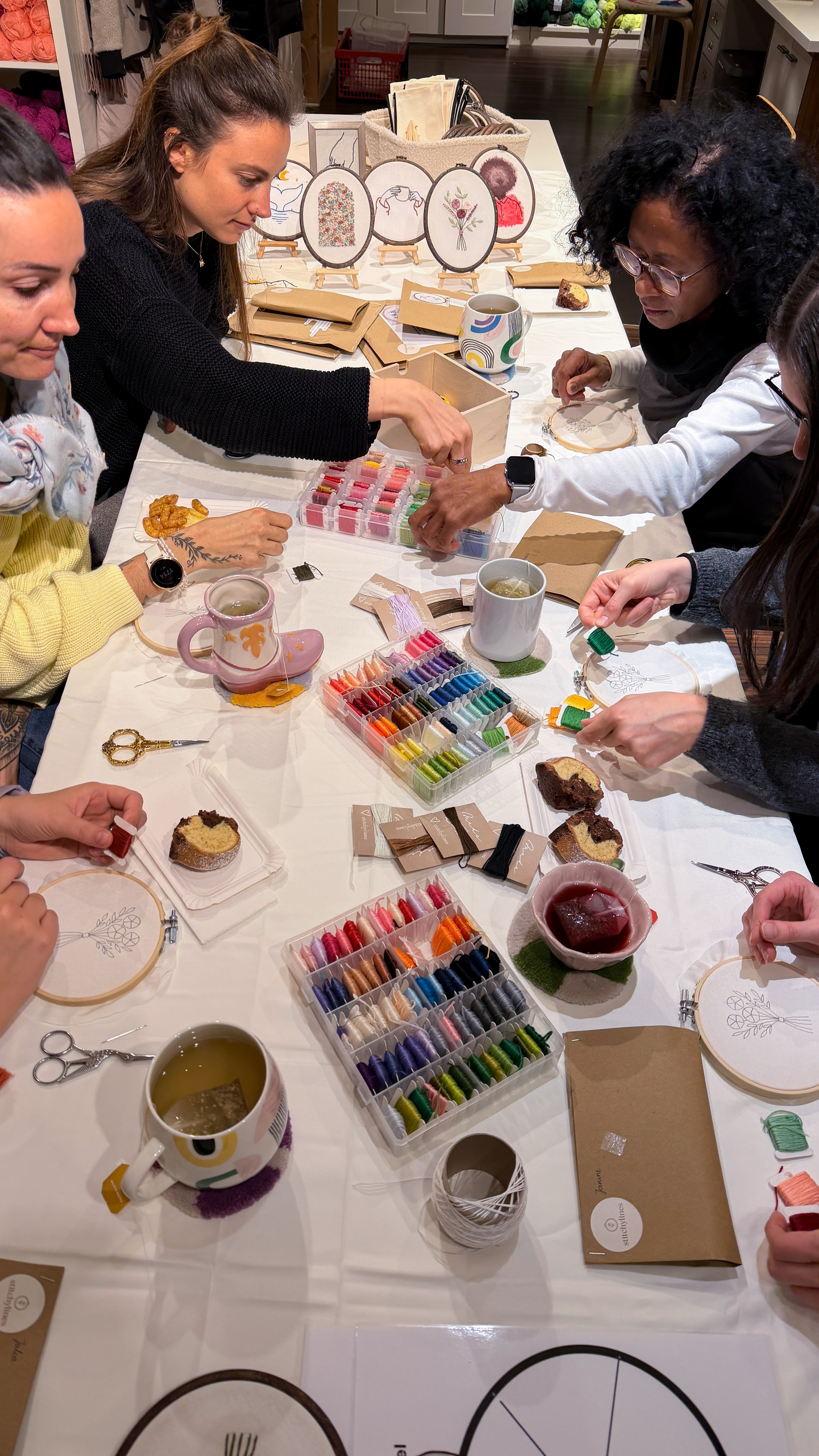 Workshop-Runde beim Sticken